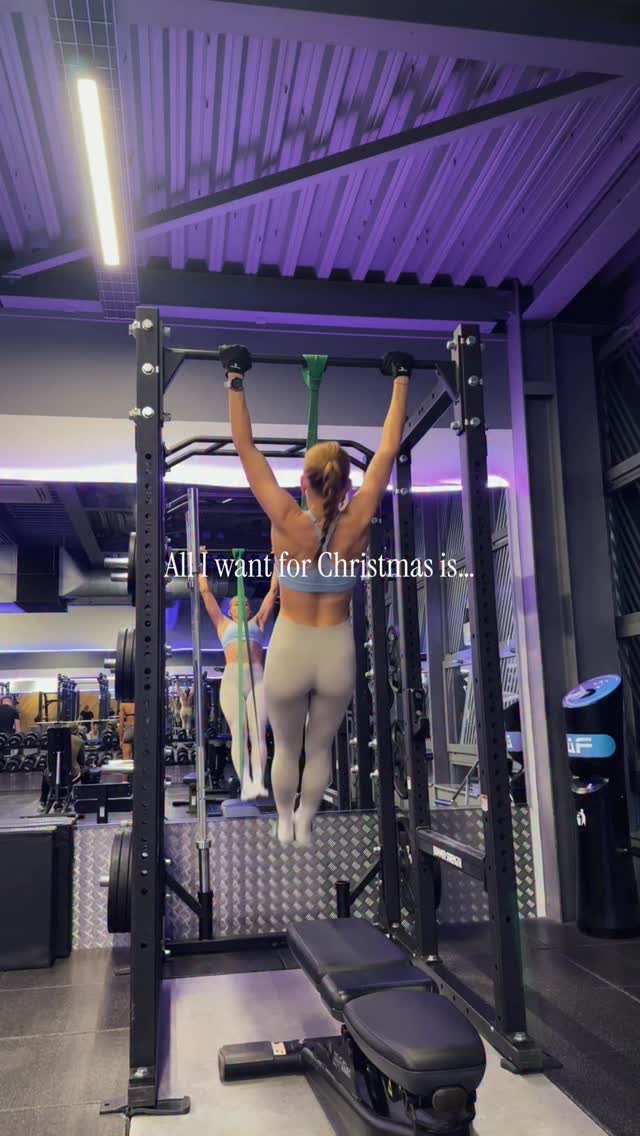 All I want for Christmas….🎄
Going from band to no band is way harder than moving down the bands😫
#muscleupprogression #muscleup #femalemuscleup #muscleups #calisthenicsgirls
