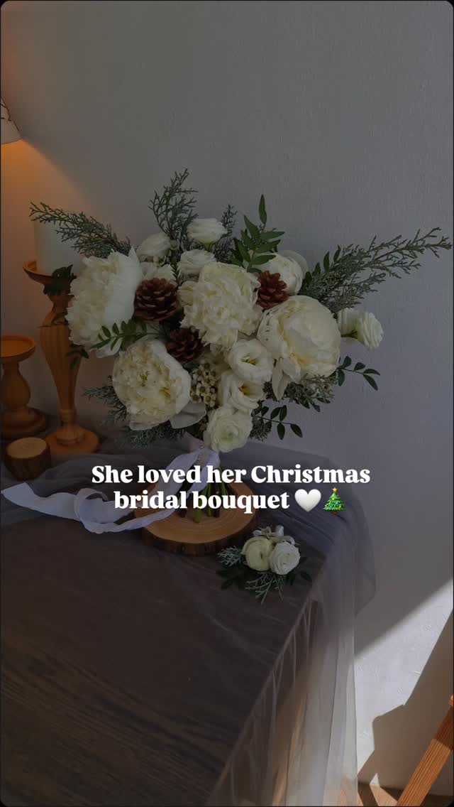Today’s creation ✨
A Christmas winter–themed bridal bouquet & boutonnière ❄️
Clean, elegant, and filled with festive winter vibes.
The best reward?
A happy bride who truly loves her bouquet ✨
Moments like this make everything worth it
Dm or wa us to customise your bridal bouquet :)
Wa: 94232010 (eng) / 85717679 (chi)
#HappyBride #ChristmasBride #WinterBouquet #WeddingDetails #FloristLife BridalFlowers MadeWithLove