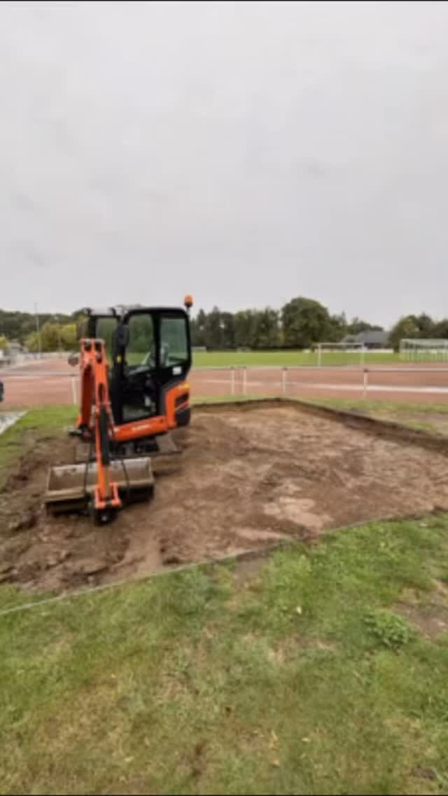 Spielplatz-Projekt fast abgeschlossen! ❤️💚
Dank der großartigen Arbeit vieler ehrenamtlicher Helfer in den vergangenen Wochen ist unser Spielplatz-Projekt pünktlich zum Jahresende nahezu fertiggestellt. 💪❤️
Ein riesiges Dankeschön gilt außerdem den zahlreichen Firmen, die unsere Bedürfnisse priorisiert und uns tatkräftig unterstützt haben. Ihr habt alle ein echtes „Herz für Kinder“ gezeigt!
Entstanden ist ein großer, vielfältiger Spielbereich für unsere kleinsten Gäste, der schon jetzt richtig Lust auf mehr macht. 🛝⚽ Ein neues Highlight auf unserem geliebten Bergsportplatz!
Bevor es losgehen kann, stehen noch ein paar letzte Schritte an:
🔹 Beton aushärten lassen
🔹 Feinarbeiten abschließen
🔹 Rollrasen für den Mini-Fußballplatz verlegen
🔹 Optische Verschönerungen (z. B. Sitzgelegenheiten aus Baumstämmen für die Eltern)
🔹 Und zum Abschluss die TÜV-Abnahme
📅 Geplante Eröffnung: Frühjahr 2026
Den genauen Termin für die Eröffnungsfeier geben wir in den kommenden Wochen bekannt.
🙏 Ein ganz besonderer Dank geht an die Kleinprojektförderung der LAG WeserLand e.V. – ohne diese fantastische Unterstützung wäre dieses Projekt nicht möglich gewesen!
Wir freuen uns riesig auf das, was kommt! 🌱👧🧒