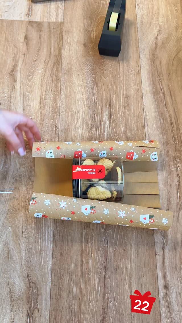 🎄 22. Türchen - DIY Geschenkverpackung
Schön verpackt macht doppelt Freude. 🎁✨
So einfach wird aus einer Plätzchendose ein Geschenk! 🤍
👉🏼 Speichern nicht vergessen!
#raisch #baeckereiraisch #konditorei #bäckerei #weihnachten #diy #plätzchen #verpacken #geschenke #tutorial