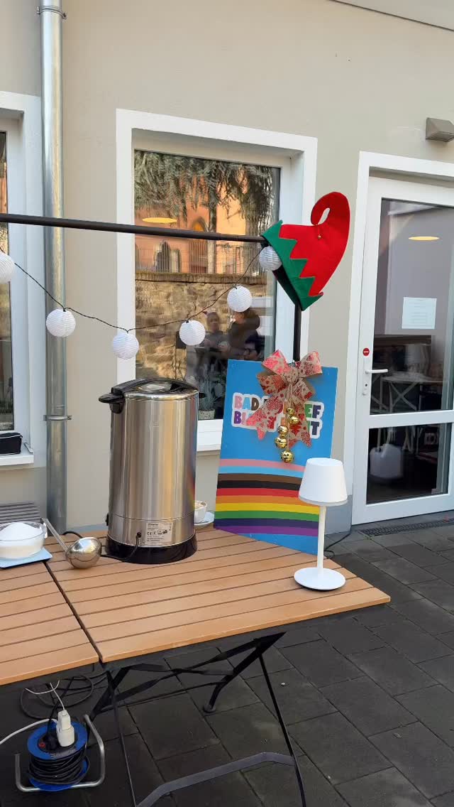 Ihr Lieben ♥️ gestern war unbeschreiblich!!! Heute geht’s in die nächste Runde 🍷💡! Wir freuen uns euch auch heute wieder im Innenhof von @karlottas_lieblingskram begrüßen zu dürfen 🥰! Verlinkt uns in euren Storys und ihr seid automatisch im Lostopf um die exklusive Bad Honnef bleibt bunt Glühweinwanderungstasse zu gewinnen 🌈☕️💡🍷🍇 #badhonnefbleibtbunt #vielfalt #badhonnef #glühweinwanderung #gemeinschaft