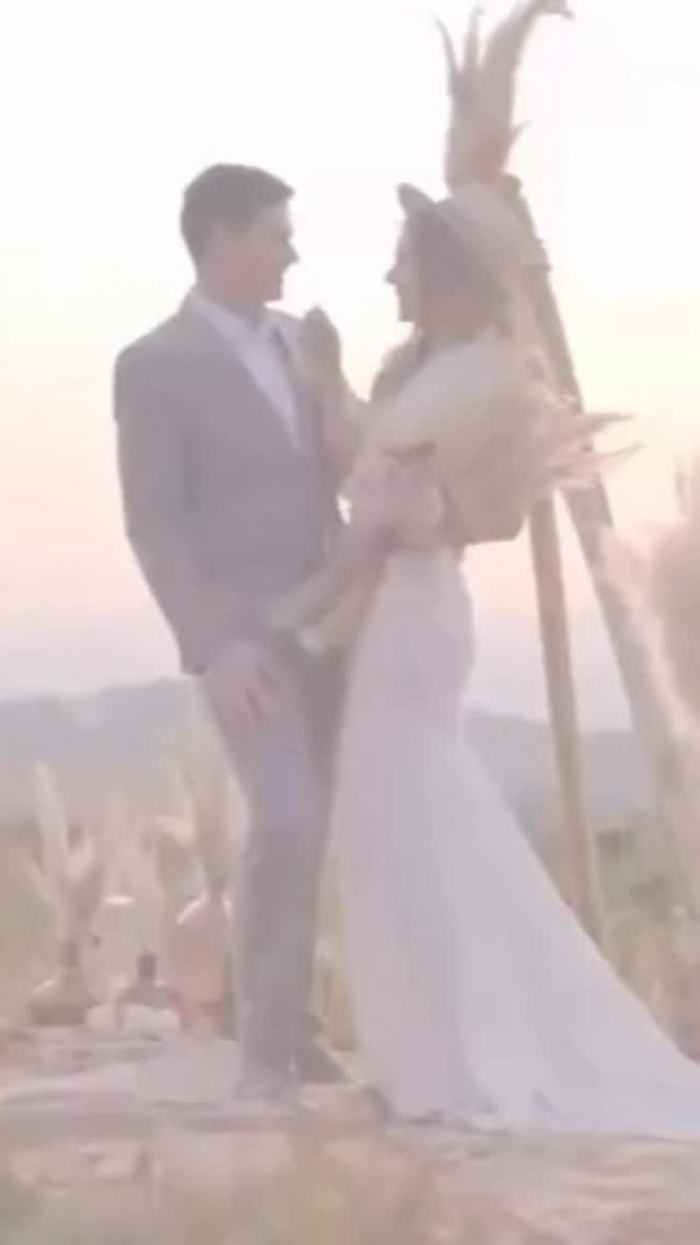 ✨ Ein kleiner Vorgeschmack…
In den letzten Wochen ist etwas entstanden, das ich bald mit euch teilen darf. Noch gibt es 1/2 Kleinigkeiten die finalisiert werden müssen, aber schon bald könnt ihr die ersten Einblicke sehen. 👀
Freue mich darauf, den Moment mit euch zu erleben.. auf etwas Neues - einzigartig persönliches – still, elegant und besonderes für alle kommenden Brautpaare🫶🏻✨
#PreLaunch #ComingSoon #StayTuned #Elegance #bigreveal