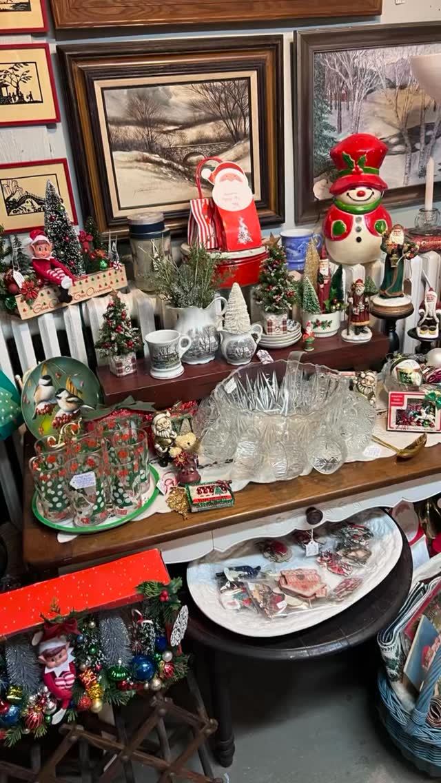 It’s the last weekend for holiday shopping! 🎄✨
Tomato Factory has more than 20 independent dealers, all small businesses, offering truly unique gifts with meaning — art, antiques, jewelry, vintage finds, and home décor you won’t find anywhere else.
Shop at an easy, relaxed pace with free parking and plenty of room to browse. Skip the crowds, support local makers and dealers, and find something special to put under the tree! We hope to see you this weekend!