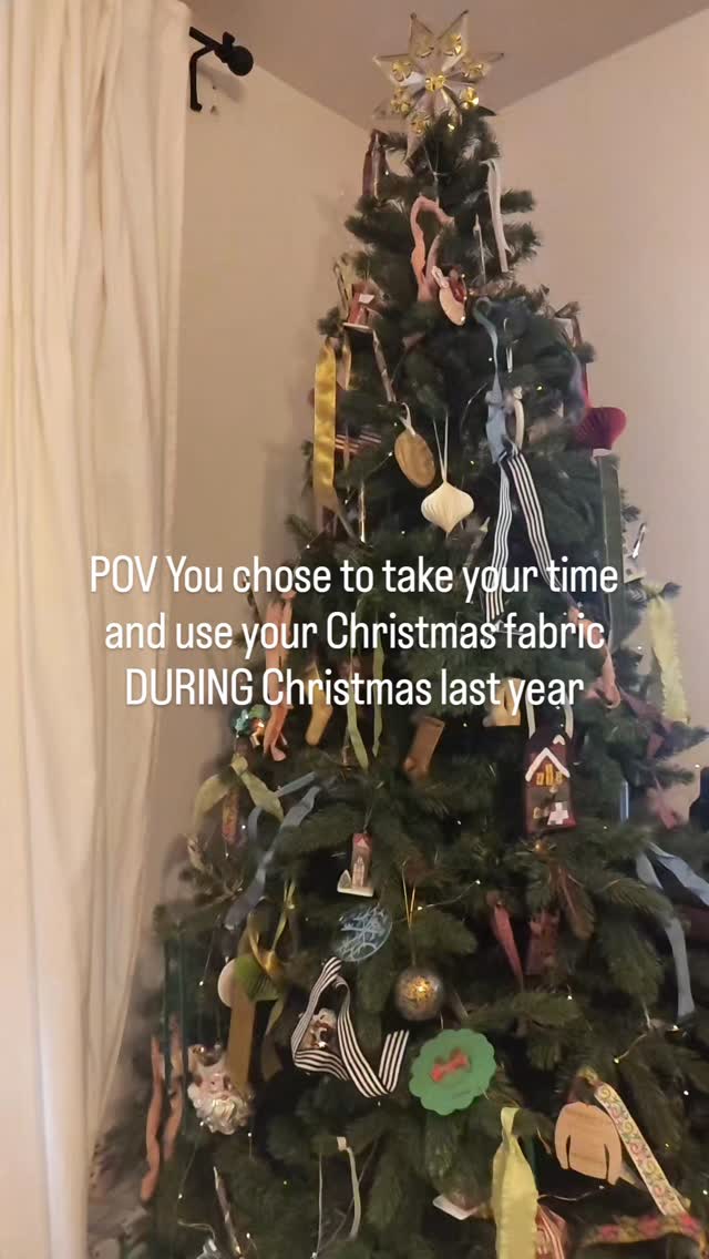 This quilt makes me SO happy 🥹 I love all of these fun prints and think my plan for a low volume Christmas quilt turned out so special ✨
Quilting: @dizzlepopshop
Pattern: something I thought up 🤗