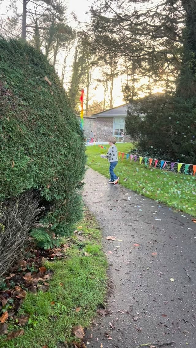Snow is falling at Bumblebees…