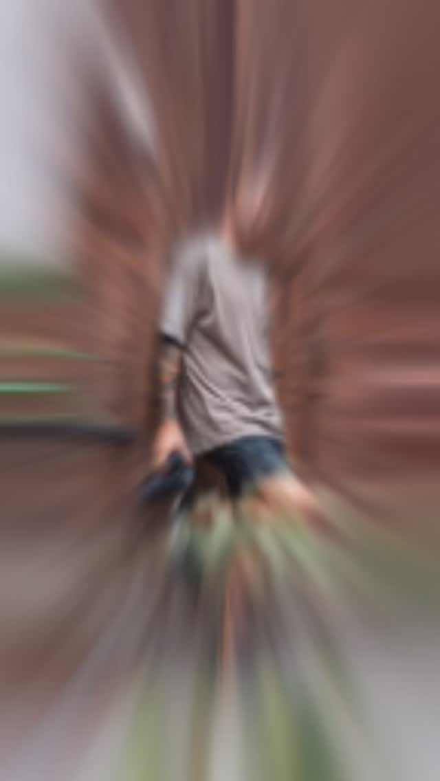 Hoy presentamos a Tomás de la Vega, el fotógrafo que acompaña visualmente el universo de nuestra escuela.
A través de @tdlvphoto , Tomás no solo captura imágenes: traduce energía, presencia y esencia en cada encuadre.
Su mirada es sensible, artística y profundamente conectada con el momento. Cada fotografía nace del silencio, de la luz y del respeto por lo que está vivo frente a la cámara. Por eso su trabajo dialoga tan bien con la música, el proceso creativo y la conciencia que cultivamos en Sahasrara.
Tomás forma parte del equipo creativo que sostiene nuestra identidad visual: retratos, atmósferas y escenas que no buscan posar, sino revelar.
Bienvenido oficialmente al espacio visible de la escuela.
Esto es @tdlvphoto
Produce desde el alma.