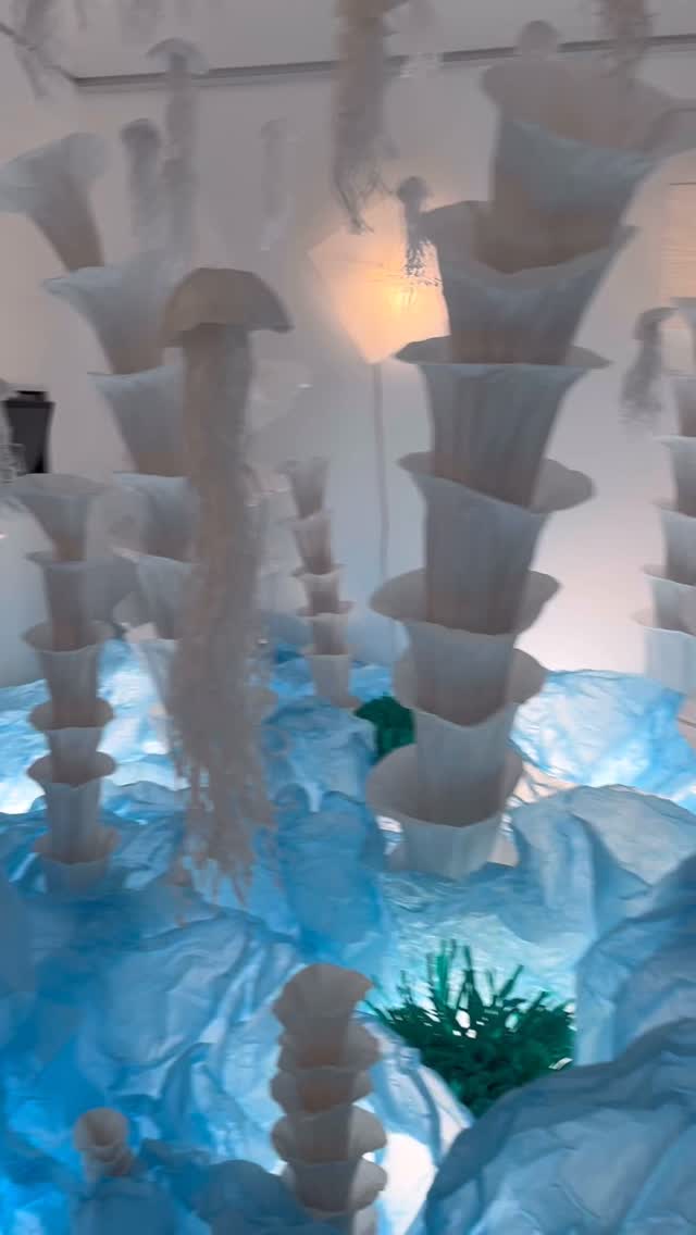 Profitez d'aller découvrir cette exposition extraordinaire, et de toute beauté , nous transportant dans une monde féerique et marin faite avec des papiers froissés issue d'une une technique japonaise, incroyable qu'un artiste français: @juniorfritzjacquet nous offre @pavillonvendome
c'est gratuit et jusqu'au 19/01 , il@faut juste réserver en ligne !
Exposition pour petits et grands dans un lieu magique datant de 1640 qui est un lieu d art contemporain depuis 2013!
#exposition #pavillonvendomeclichy #feerique #universmarin #expositiongratuiteparis #sortieenfamille