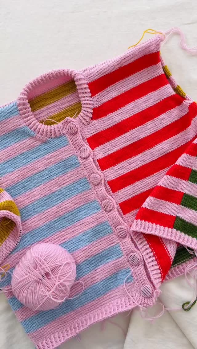 My answer to the question which buttons are the perfect match ✨🧵🪡
.
You can find a tutorial how to make these buttons on my YouTube channel ☺️
.
.
.
Pattern in progress by me: Hilma Cardigan
.
Yarn: Luxurious Soft Merino in the shades Gentle, Fortunate, Passionate, Spiritual and Generous by @kaosyarn
.
#knitting #knit #knittingaddict #knitknitknit #iloveknitting