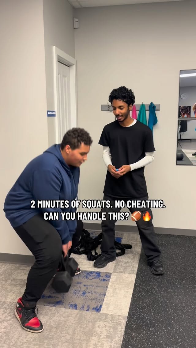 Varsity grind never stops. 💪 High-rep squats for insane legs & power. Trainer showing the perfect form. #LegDay #Football #Squat #Hustle #Strength