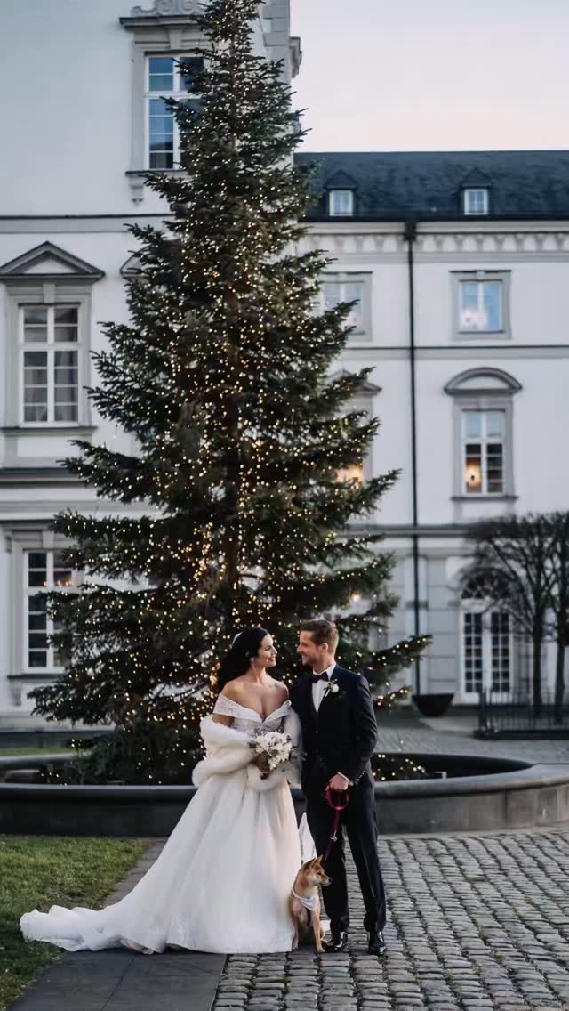 Dieses Jahr war gefüllt mit echten Gefühlen, leisen Momenten, großen Umarmungen, Freudentränen und so vielen Geschichten, die ich begleiten durfte. Jede Hochzeit, jede Begegnung, jedes Vertrauen, das mir geschenkt wurde, bedeutet mir mehr, als Worte sagen können.
Danke an meine Paare, die mich an einem der wichtigsten Tage ihres Lebens so nah herangelassen haben. Für eure Offenheit, euer Lachen, eure Nervosität und euer Vertrauen. Es ist ein Geschenk, das ich niemals als selbstverständlich sehe.
Danke an all die wunderbaren Kolleginnen und Kollegen, Dienstleister, Planerinnen und Wegbegleiter, mit denen ich zusammenarbeiten durfte. Für Professionalität, Herzlichkeit, Teamgeist und diesen besonderen Zauber, der entsteht, wenn Menschen mit Leidenschaft zusammenkommen.
Ich wünsche euch allen ruhige Weihnachtstage voller Wärme, Nähe und echter Momente. Möge das neue Jahr Raum schaffen für Liebe, Gesundheit, Leichtigkeit und viele kleine Augenblicke, die bleiben.
Vielen Dank für ein wunderbares Jahr
Stephanie