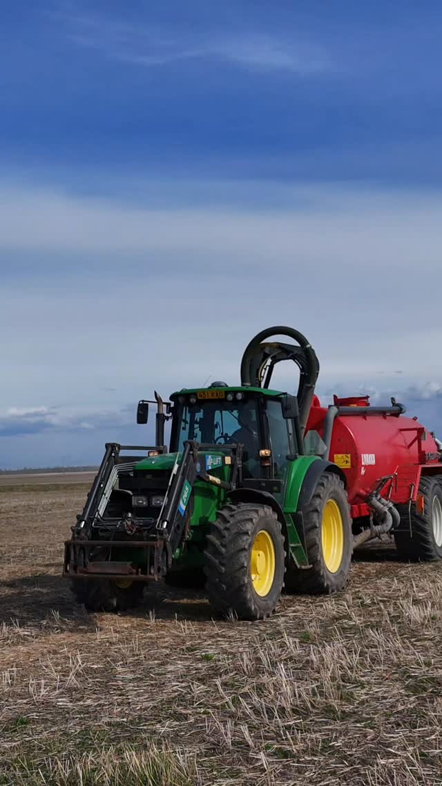 EFIX automaattiohjaus on huippu työkalu myös lietteenajossa, jossa jo levitetty ala on vaikea erottaa, erityisesti pimeässä. 🤩🚜 Ei enää päällekkäisyyksiä ja niistä aiheutuvia lakopaikkoja. 😎
#efixag #esteer20 #agronav #automaattiohjaus #livakka