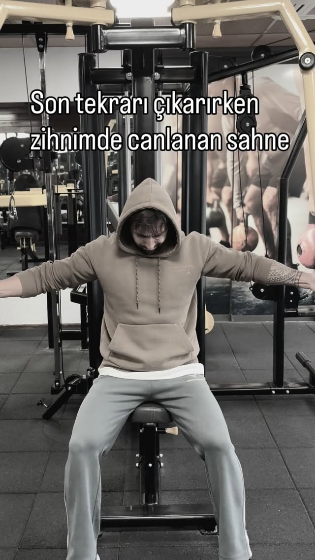 Bazen bir şeyler düşürürsün ve bu seni ya düşürür ya çıkarır.
#keşfet #fypage #wellness #fitness #bodybuilding