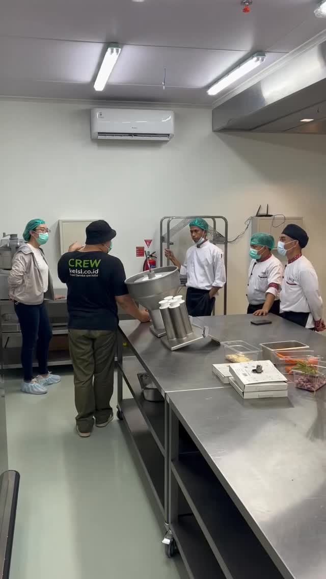 Great equipment only reaches its full potential when the people behind it know how to use it well.
At Keisi, every installation goes beyond delivery. We provide hands-on staff training to ensure kitchen teams understand not just how the machine works, but how to work faster, safer, and more efficiently with it.
From mastering cutting speed to achieving consistent results, proper training helps teams reduce prep time and maximize output from day one.
Because performance is built through both technology and knowledge.
Discover how Keisi supports your kitchen beyond the equipment.
#KeisiIndonesia #RobotCoupe #StaffTraining #CommercialKitchen #ProfessionalKitchen