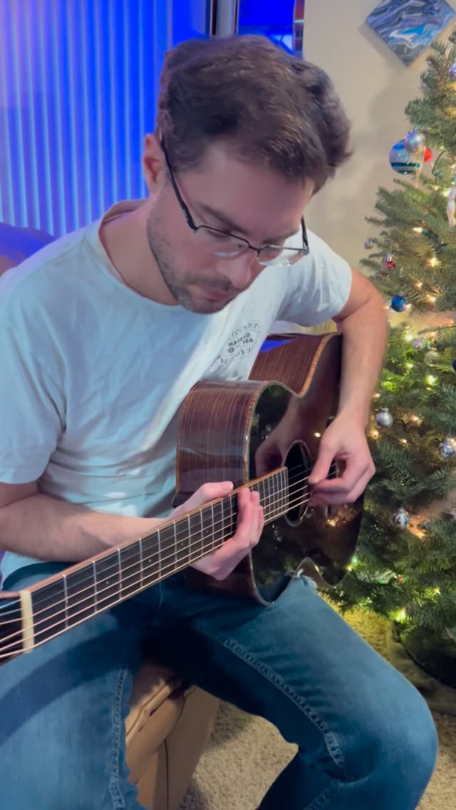 Christmas noodles on the @rockbridgeguitar SJ while stuff’s in the oven.
New set of @daddarioandco med/light phosphor bronze I’m breaking in, miiiiight switch back to meds before next week’s shows.