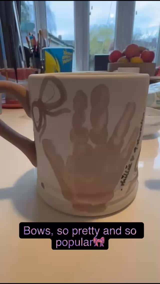 Those tiny prints wonāt stay tiny forever š¤
Our bow design is one of our most popular for a reason ā simple, soft and so pretty.
January sessions are now available to book.
Secure your spot via the link in our bio š #firedcrafts #solihull #solihullmums #solihullbusiness #solihullmoms