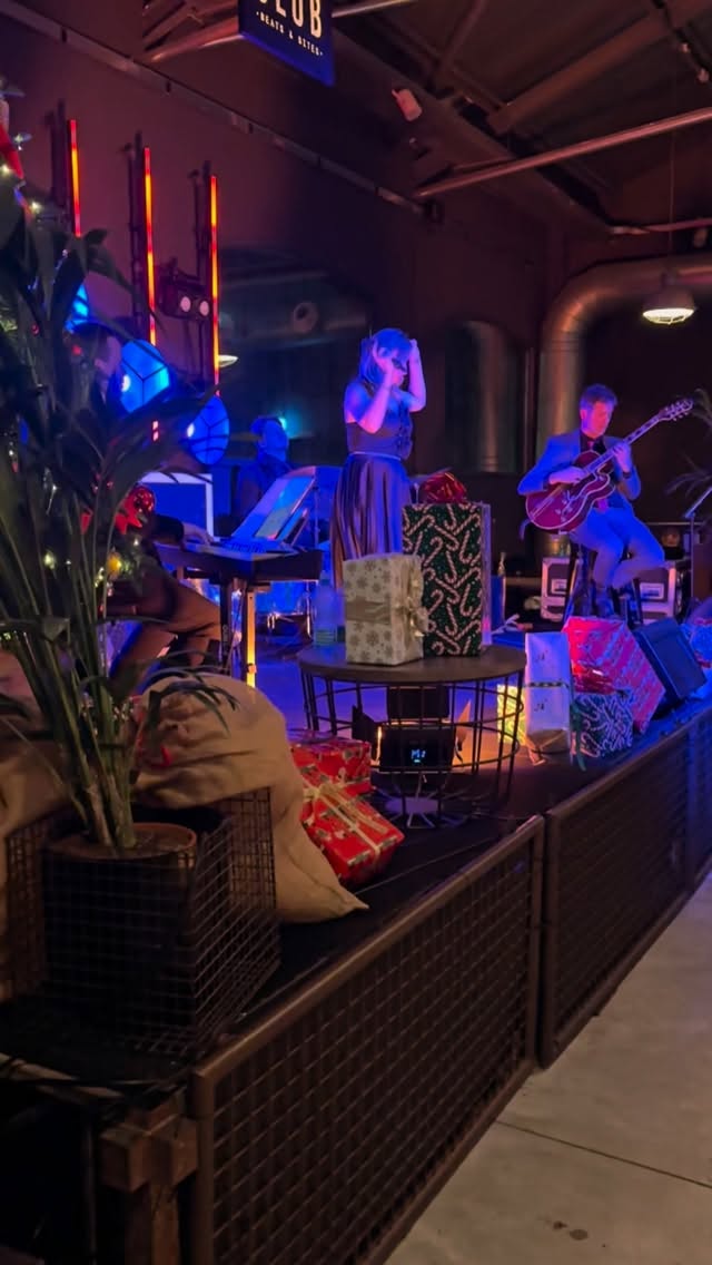 Rockinโ around the Christmas tree ๐
Last night at @carro_social_club with Sara Lupi & Ever in Jazz Band
#CARROINSWING
Buon Natale a Tutti ๐
๐ป
Ci vediamo nel 2026 ๐คฉ๐ฅฐ
#lindyhop #boogiewoogie #balboa #milano #swingmilano #swingdance #socialdance #party