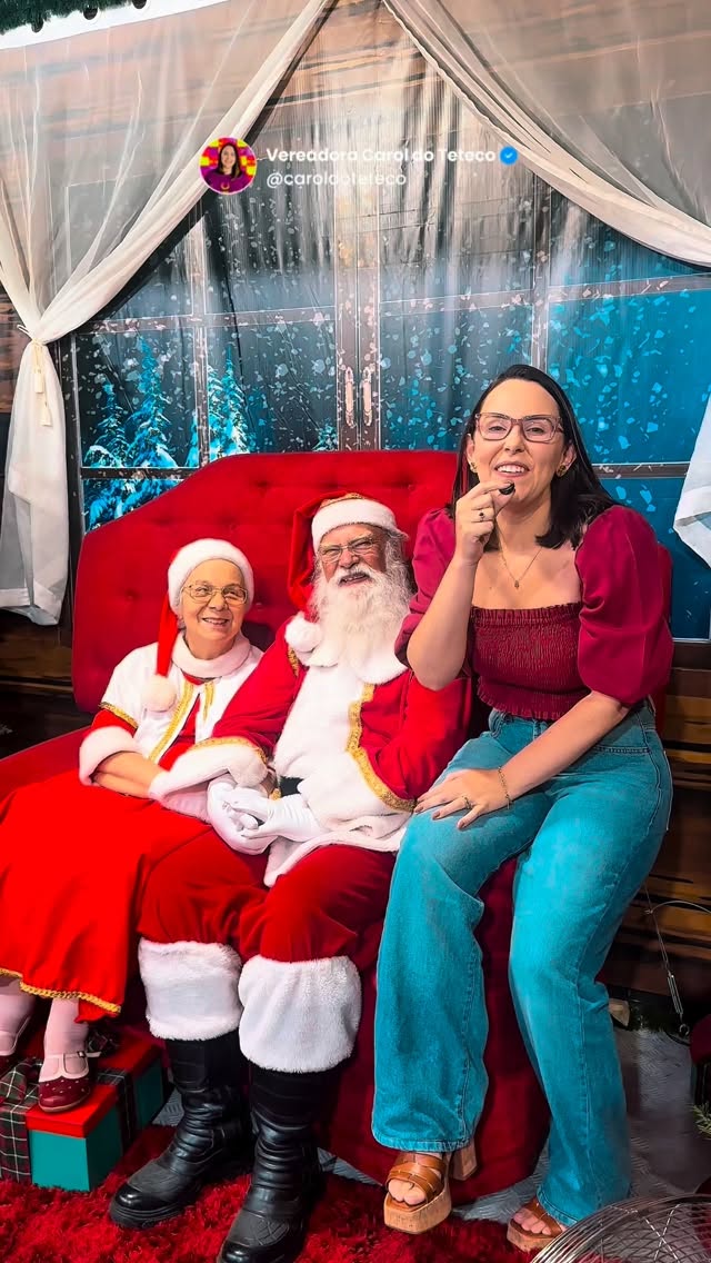 🎅🎄 Que o Natal nos lembre do que realmente importa.
Hoje, ao lado do Papai Noel, quero desejar mais do que boas festas.
Desejo encontros sinceros, abraços que aquecem, risadas de criança e esperança renovada — daquelas que fazem a gente acreditar em dias melhores.
Que cada lar de Contagem seja preenchido com luz, cuidado e amor.
E que a gente siga juntos, espalhando gestos simples que transformam o dia de alguém. ✨
Feliz Natal.
Com carinho,
Carol do Teteco 💜