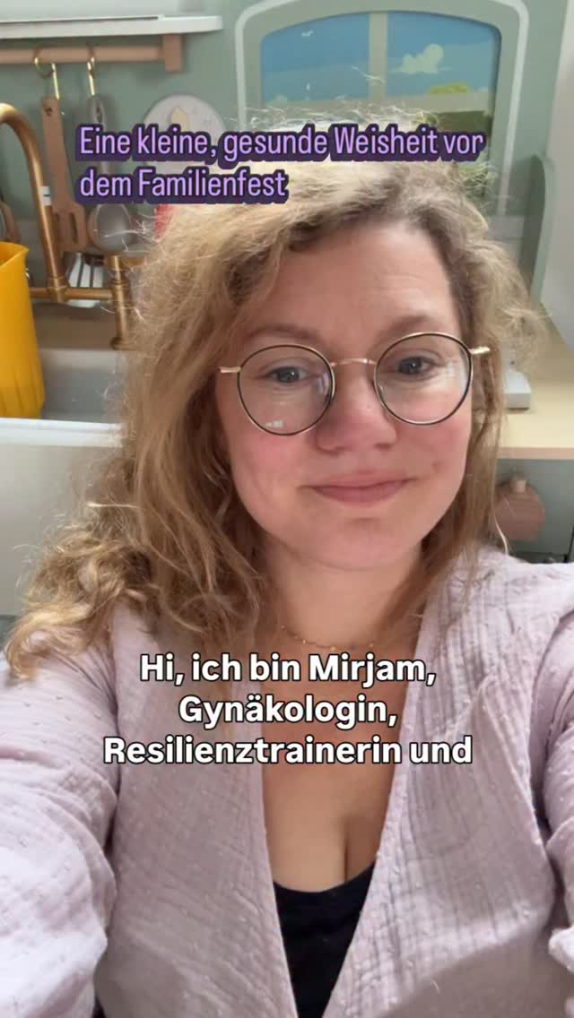Eine Weisheit vor dem Familienfest 🎄
Es hat fast 40 Lebensjahre gedauert, bis ich verstanden habe: Ich kann nicht jedem Menschen helfen. Vor allem nicht dann, wenn jemand das eigene Problem nicht erkennt oder (noch) nicht anerkennen will – selbst wenn es medizinisch offensichtlich ist und Symptome vermeidbar wären.
Als Ärztin habe ich – wie viele von uns Careworker:innen – ein Helfer:innensyndrom. Gut gemeinte Appelle machen Patient:innen jedoch müde, erzeugen vielleicht kurz ein schlechtes Gewissen, bewirken aber selten echte Veränderung. Für Lebensstilveränderungen, die anhalten, braucht es die Motivation & den Willen der Person selbst. Ich kann begleiten, Wege aufzeigen, medizinisch supporten, im Prozess motivieren und da sein.
Ähnlich ist es im familiären Umfeld. Und wann kommen Gesundheitsthemen stärker hoch als an Weihnachten, wenn alle zusammenkommen und jede*r sein eigenes Päckchen mitbringt?
Gerne switche ich in solchen Momenten auf Autopilot: Ich sehe Probleme, ich bin Ärztin, also muss ich Lösungen finden – und am besten werden sie auch sofort umgesetzt. Die entscheidende Frage bleibt dabei sekundär: Wollen die Menschen das überhaupt? Und helfe ich damit vielleicht mehr meinem Wunsch zu helfen und meiner Vorstellung was richtig ist, als den Menschen selbst?
Akzeptanz. Den Lösungsmodus nur einschalten, wenn er gefragt ist. Selbst gesund leben. Nicht bewerten. Präsent bleiben. So entsteht – langsam, aber stetig – ein Samen. Vielleicht der mit der größten Chance auf Veränderung. In meiner beruflichen Praxis genauso wie in meinem persönlichen Umfeld. Und gleichzeitig darf ich die Klarheit für mich behalten: Dieser Samen muss nicht von anderen geerntet werden.
Vielleicht mal wieder etwas zu schwerer Stoff für Insta – aber zu seichte Kost war noch nie mein Ding. Hilft auch niemanden 😉
Wie geht es dir damit? Kennst du solche Situationen? Wie gehst du damit um?
#frauenärztin #akzeptanz #familiengesundheit #weihnachten #lebensweisheiten
