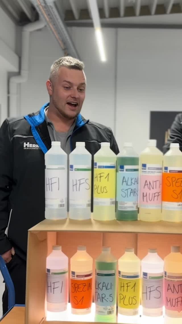 Wer bringt die Reinigungsmittel als Erster in die richtige Reihenfolge? Christian oder Rouven 🧐
#hermesreinigungssysteme #produktion #fassade #fassadenreinigung #gebäudereinigung #handwerk #handwerker #challenge