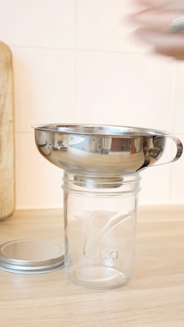 Hazelnoot siroop recept:
• 90 g ongebrande hazelnoten
• 150 g kristalsuiker
• 200 ml water
• Snufje zout
Doe de hazelnoten in de oven voor 10-15 minuten op 180 graden tot ze gaan geuren. Haal ze eruit, en wrijf ze in een theedoek heen en weer zodat de velletjes loslaten. Maal ze fijn, maar LET OP: als je te lang laat malen, kan het een pasta worden, dat moet je voorkomen. Doe de gemalen hazelnoten met de suiker en water in een pan op het fornuis en warm op tot het gaat pruttelen. Laat het 10 minuten op laag vuur pruttelen en dan 5 minuten van het fornuis af rusten. Haal het mengsel door een zeef en giet het in je potje. Voeg een snufje zout toe en draai je schenktuit erop. Gooi het in de koffie en geniet er van!
Extra tip: De overblijfselen in het zeefje kun je door je koekjes- of cakedeeg heen gooien.