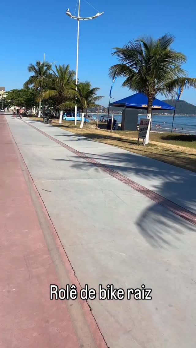 👉De bike raiz 18 marchas mas nenhuma funciona pq a maresia tomou conta, cadeado 🔐 de corrente no guidão 🚲 design clássico e charme nostálgico, rolê vintage 🏝️
📍Revisitando lugares e conectando memórias na Ilha de São Chico - Praia da Enseada.
#enseada #saochico #saofranciscodosul