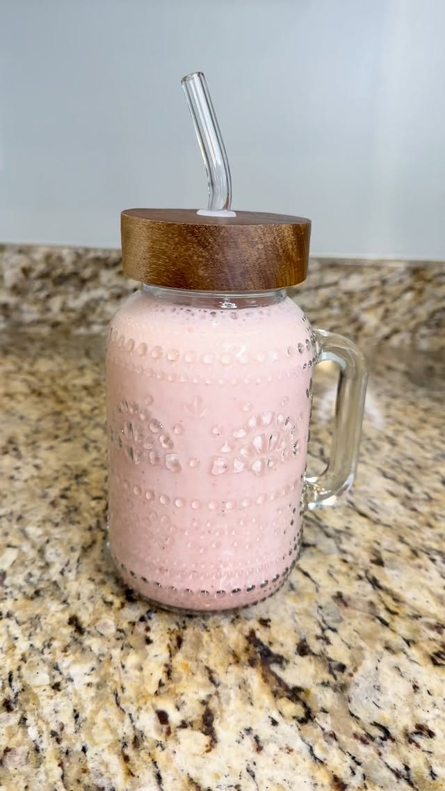 Orange cranberry protein smoothie!
🎄 1/2 c almond milk
🎄 1/2 light orange juice
🎄 1 scoop vanilla whey
🎄 1/2 orange
🎄 1/2 cup cranberries
🎄1/8 tsp cardamom spice
🎄 1/8 tsp cinnamon
🎄 ice
Merry Christmas!!! 🎁 😘🎅🏻