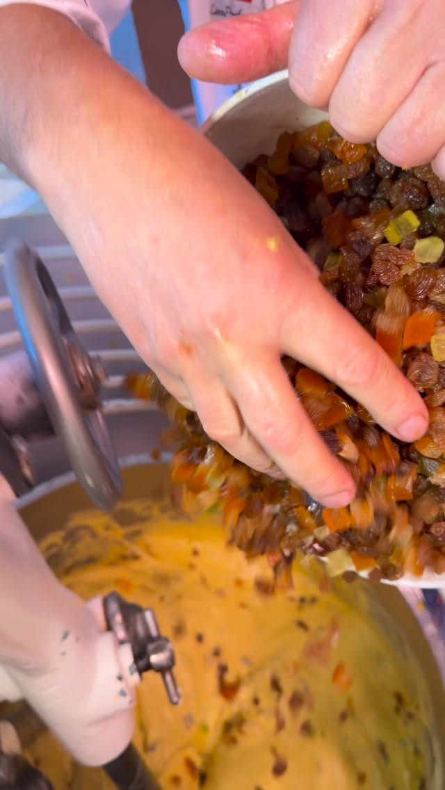 La soddisfazione più grande è sapere che il nostro panettone è sulle vostre tavole nel giorno più magico dell’anno ✨🎄
.
.
.
.
#bacilieri #pasticceriabacilieri #christmas #natale #panettoneartigianale