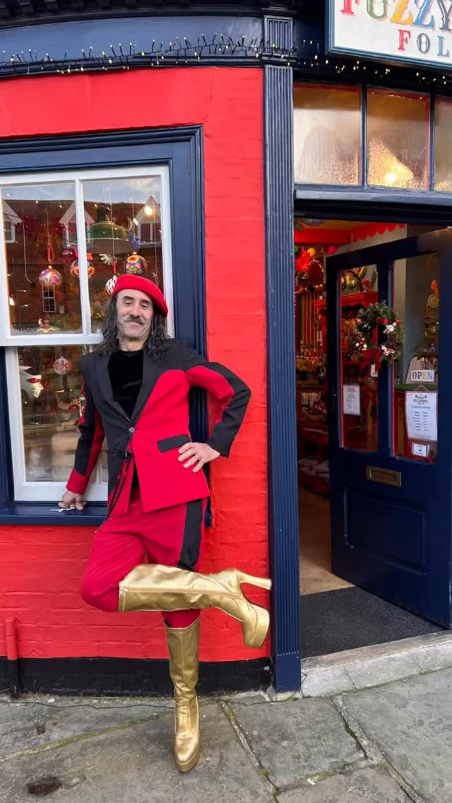 And today @toto.the.artist will mostly be wearing my gold boots..
Yes that’s right. They’re actually mine worn to a 70s disco I had about 10 years ago. I danced in them for 3 hours ( I LOVE disco music) and then, needless to say, fell over. So placed them carefully in a corner of the dance floor while I danced on.
Be careful Toto!
#goldboots #glam #disco