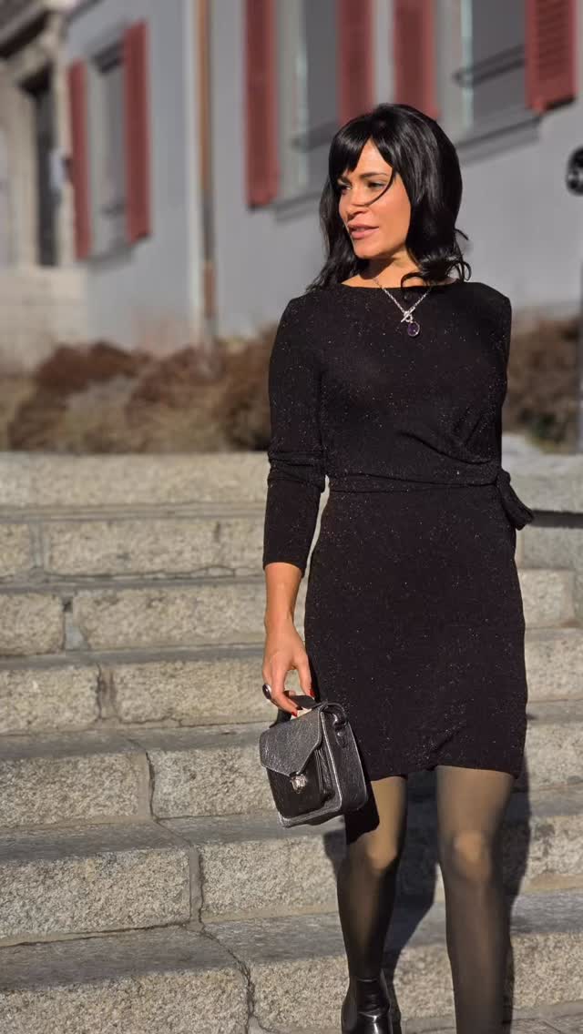 @valy_sanchez 💕porte une magnifique robe noire à paillettes @graceandmila une veste Mus&Bombon un sac @paulmarius_officiel et des bijoux @blowbijoux
@celine_solis 🙏🏼🙏🏼merci pour les magnifiques photos ❤️
#jeudi13 #shopping #boutique #sion #picsoftheday