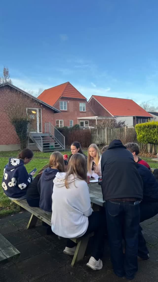 FØRST ALMINDELIG SKOLEDAG, SÅ ET BESØG PÅ SKØJTEBANEN og til sidst hjem på skolen til udendørs grill og indendørs julehygge 🥰🎄
Sådan lukkede overbygningen af for første halvdel af dette skoleår og gik på velfortjent juleferie fra i dag 🎅🎄
På skolen startede 8., 9. og 10. klasse eftermiddagen med grillede pølser udenfor 🌭
Derefter rykkede de ind i varmen og dystede mod hinanden på kryds og tværs - i alt fra musikviden og stjerneflet på tid til pebernøddekast og ‘lav jeres egen juledekoration, mens I holder hinanden i hånden’ 🫣
Det kom der ret meget spas ud af 😅 Og er der en bedre måde at gå på juleferie på end med et godt grin og en masse julekram 🥰
I morgen holder vi juleafslutning for 0. til 7. klasse og deres forældre. Det bliver OGSÅ hyggeligt 🥰🎄
#Juleafslutning #Overbygningen #friskoleliv #herningfriskole #etgodtstedatlæreværeogvokse