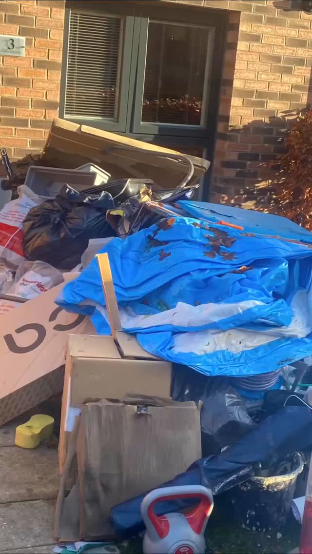 House clearance in full swing 🏠
Bagged, loaded, and cleared by our team — leaving the space ready for its next chapter.
#caledonianwasteservices #houseclearance #edinburgh #wasteremoval #clearingout #localteam #readyforchristmas