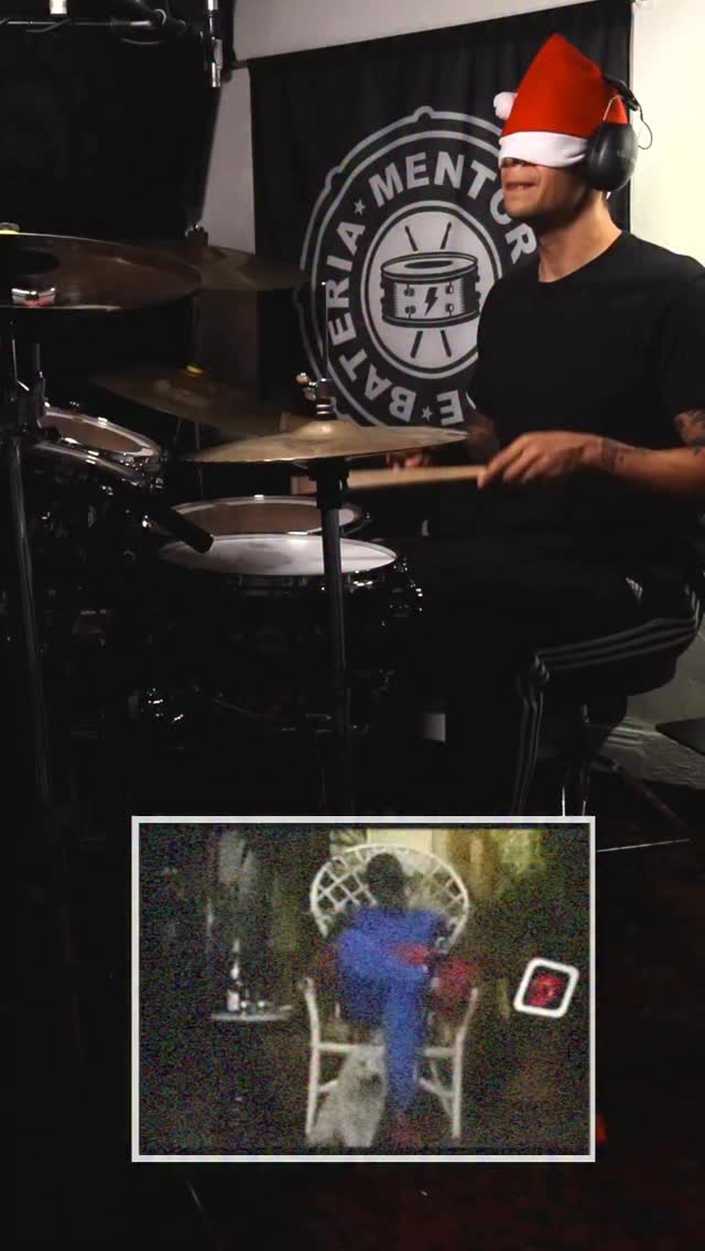 🇵🇦🎄 “Navidad Sin Ti” del gran Chicho Man es un éxito cajonero de cualquier playlist de navidad Panameño.
¿Y por qué los ojos tapados? Grabe tres tomas de este arreglo, a la tercera me baje el sombrero para aumentar la dificultad. Esa toma fue la que quedó.
¿Alguna vez has tocado con los ojos cerrados?
He notado que, como en la meditación, esto aumenta el enfoque y la conexión con el cuerpo. Cuando quitas la vista, el cerebro se apoya más en la propiocepción, el oído y la capacidad motora, lo que ayuda a mejorar la memoria muscular. Mayor memoria muscular = más facilidad en la batería.
#drums #drummer #drummerlife #drumlife #batería #bateristas #bateristaslatinos #drumstagram #drumstick #drumsolo #drummersofinstagram #drumlesson #drumlessons #drummerdotcom #bateriaacustica #percusion #zildjianfamily #zildjianpanama #zildjiansticks #zildjiancompany