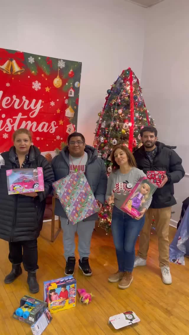 Cuando la comunidad se une, todo se puede.
Hoy en La Villita, un pequeño gesto se convirtió en amor de Navidad para nuestros niños.
En tiempos difíciles, la solidaridad también es un regalo. 🎄💙
#littlevillage #chicago #lavillitachicago #comunidad Aranava Entertainment Little Village Community Council