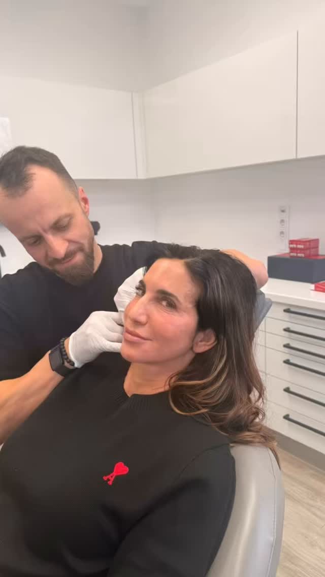 Nach einer sehr intensiven, stressigen Zeit habe ich es am Ende tatsächlich auch geschafft:
Ich habe mich selbst behandeln lassen.
Das klingt banal – ist es für mich aber nicht.
Denn als Ärztin fällt mir eines besonders schwer: Kontrolle abzugeben.
Man weiß zu viel.
Man kennt die Anatomie, die Risiken, die Möglichkeiten – aber auch das, was schiefgehen kann.
Und man weiß, wie sehr in der ästhetischen Medizin nicht nur Technik zählt,
sondern Erfahrung, Ruhe und ein wirklich gutes ästhetisches Auge.
Es gibt nur wenige Kolleg:innen, denen ich mich anvertraue.
Genau deshalb ist dieser Moment immer etwas Besonderes.
Ein Blick hinter die Kulissen zeigt:
Auch wir Ärzt:innen sind vorsichtig.
Auch wir stellen Fragen.
Auch wir müssen Vertrauen schenken – so wie unsere Patient:innen es jeden Tag tun.
Danke an @theskinlab.de
für die ruhige Hand, den klaren Blick und das Arbeiten auf Augenhöhe.
Diese Perspektive – einmal auf der anderen Seite zu sitzen –
erinnert mich jedes Mal daran, wie zentral die Arzt-Patienten-Beziehung ist.
Und wie viel Vertrauen Menschen uns entgegenbringen, wenn sie sich behandeln lassen.
👉 Wie geht es euch damit, Kontrolle abzugeben?
👉 Ärzt:innen: Könnt ihr euch gut behandeln lassen?
#Vertrauen
#ArztPatientBeziehung
#ÄsthetischeMedizin
#BehindTheScenes
#Ärztin