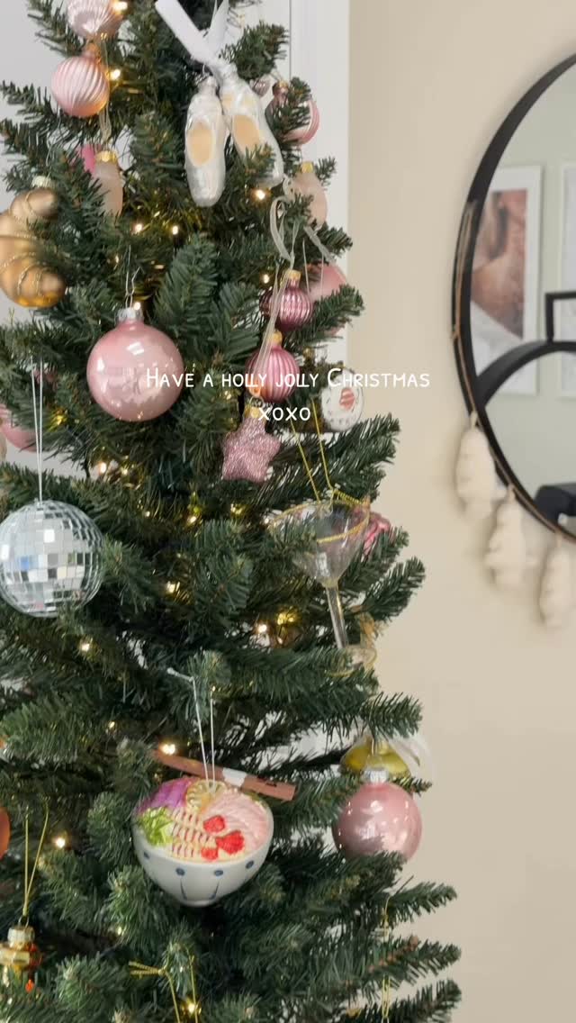 Dankbaar voor het afgelopen jaar, de gezellige momenten in de salon en het vertrouwen in ons. We wensen je hele fijne feestdagen & een gelukkig gelukkig, gezond en stralend nieuwjaar toe!
Veel liefs,
Sarah & Hymke