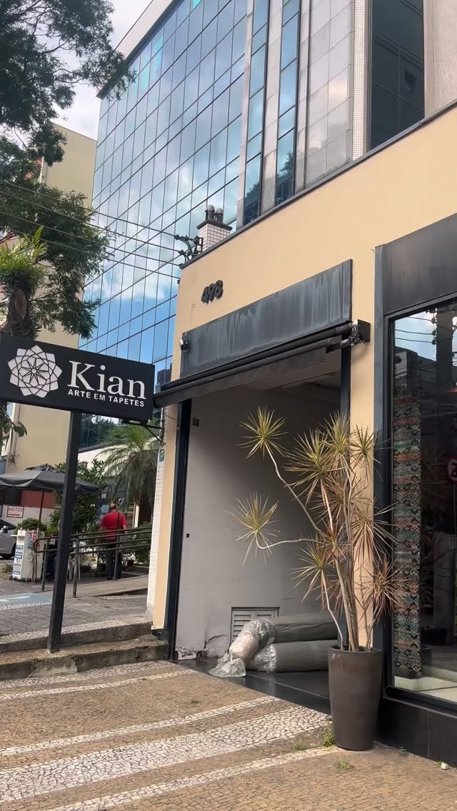 Tapetes artesanais de alto padrão que vão além da decoração. Curadoria, arte e excelência para projetos que exigem identidade.
📍Rua Henrique Schaumann, 498 - Pinheiros | SP
São Paulo: (11)93044-1854
Caxias do Sul: (54) 3027-1234
.
.
.
.
#kiantapetes #arqdecor #interiordesign #sofisticacao #personalidade #estilo #tapetesimportados #decoração #homedecor #homesweethome #designinterior #arqlovers #confort #casadecorada #DesignDeInteriores #minimalismo #minimalistdesign