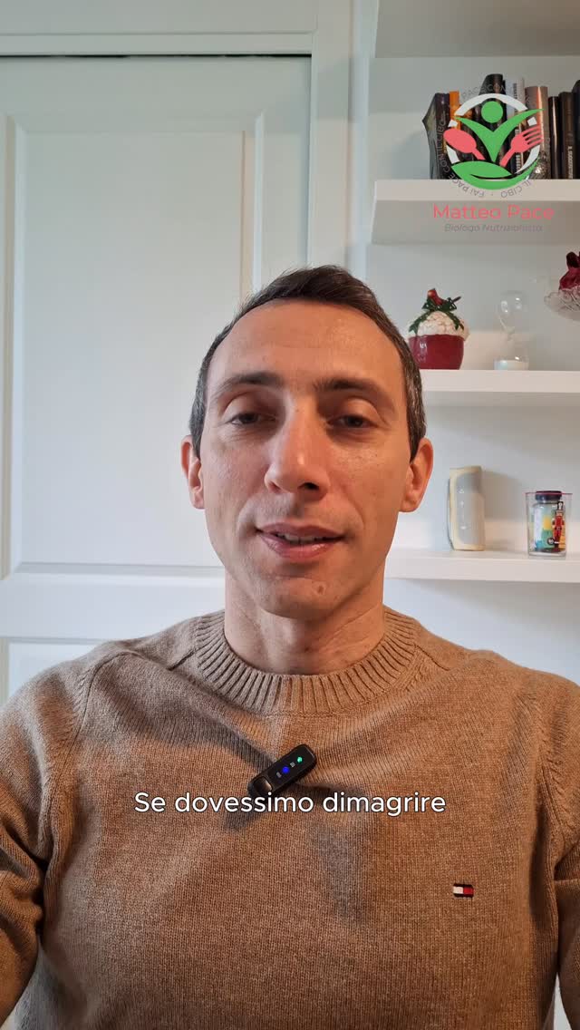 È la bugia più grande che ci raccontiamo: “Lunedì inizio, perché mi sentirò pronto”. Spoiler: lunedì sarai stanco, avrai mille impegni e la motivazione sarà sparita. La verità scomoda è che la motivazione è un’emozione e come tutte le emozioni, va e viene, è inaffidabile.
Il dimagrimento e il benessere non sono il risultato dei giorni in cui ti senti un leone e faresti 3 ore di palestra, sono il risultato dei giorni in cui non ne hai voglia per niente, ma lo fai lo stesso. 💪🏻
Non serve essere “motivati” per mangiare bene, serve essere organizzati. Non serve “forza di volontà” sovrumana, serve una routine sostenibile che non ti chieda di essere un eroe ogni giorno.
Il segreto di chi ce la fa? Ha smesso di aspettare la voglia e ha iniziato a costruire l’abitudine. Se aspetti il momento perfetto, stai fermo, se inizi oggi, imperfetto e stanco, sei già un passo avanti. 🚶🏻♂️
#matteopace #faipaceconilcibo #biologonutrizionista #percorsoalimentare #volontà