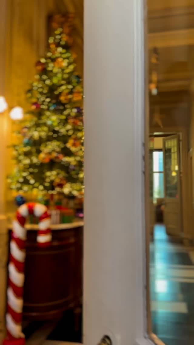 Voor รฉรฉn keer geen winkel of collectie.
Gewoon mijn eigen huis, na een intens seizoen, ont-winkeld en klaar voor kerst.
Geen styling om te verkopen, terug een thuis.
Gewoon hoe het er nu uitziet.
Op de achtergrond onze eigen Creating Christmas at Your Home muziek.
Ik wens jullie warme, rustige kerstdagen en een eindejaar vol kleine momenten die blijven hangen. ๐ค
Dankjewel om er dit seizoen opnieuw bij te zijn.
Jan