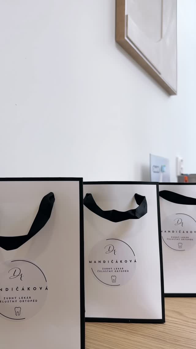 Ako ste na tom s balením darčekov vy? 🎁✨
My v ambulancii balíme pre našich ortodontických pacientov balíčky s dentálnymi pomôckami – a to nielen na Vianoce. 🦷🤍
Je to náš malý „welcome kit“ pre pohodový začiatok liečby strojčekom: aby bola hygiena jednoduchšia, zúbky chránené a adaptácia čo najpríjemnejšia.
#dr_mandicakova #zubnestrojceky #kosice #christmas #ortodoncia
Máte doma tím „balím už v novembri“ alebo „balím na poslednú chvíľu“? 😄👇