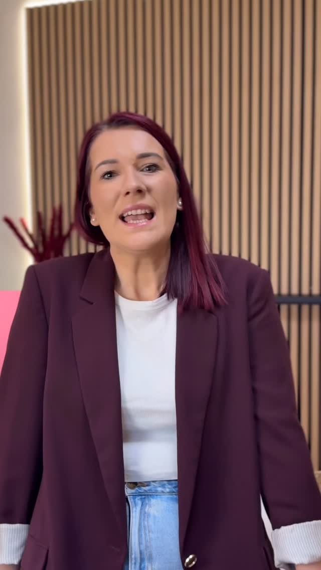 Was du von einem Stift für dein eigenes Business als selbstständige lernen kannst?
Löschbare Gelstifte gibt es ja nicht erst seit gestern und man bekommt sie seit Jahren echt günstig bei Discountern. Eine Marke ist aber seit Monaten in aller Munde, sie verführt nicht nur Kinder zum sammeln, mittlerweile hat sie auch ganz viele Erwachsene angesteckt und man kann gar nicht genug davon bekommen. Die Räder ist von LEGAMI.
Und die Marke zeigt etwas vor, was wir uns definitiv für unser Business abschauen dürfen und vor allem für die Kommunikation unserer Angebote 😏 was genau das ist erzähle ich dir in meinem Reel 🥰
Markenentwicklung
Salesstrategie
Storytelling