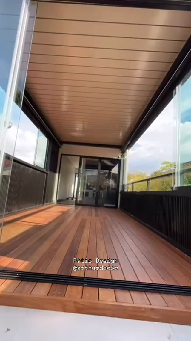 Versatilidade é um atributo essencial para projetos contemporâneos que precisam responder à ascensão de lares multigeracionais e a espaços residenciais cada vez mais híbridos. Móveis externos modulares e peças acessórias oferecem flexibilidade, otimização de área e fácil reconfiguração, acompanhando diferentes usos ao longo do dia e das estações.
Nesse contexto, a Pérgola Bio atua como um elemento estruturante do projeto: integra interior e exterior, regula luz, ventilação e proteção climática, e amplia o uso dos espaços com precisão técnica e estética. Com acabamentos internos-externos e soluções inteligentes, o ambiente se transforma em uma extensão funcional da casa, permitindo conforto, convivência e performance arquitetônica durante todo o ano.
Um recurso estratégico para arquitetos e engenheiros que buscam soluções versáteis, eficientes e alinhadas às novas dinâmicas do morar.
#arthurdecor #patiodesign #arquitetura #pergola