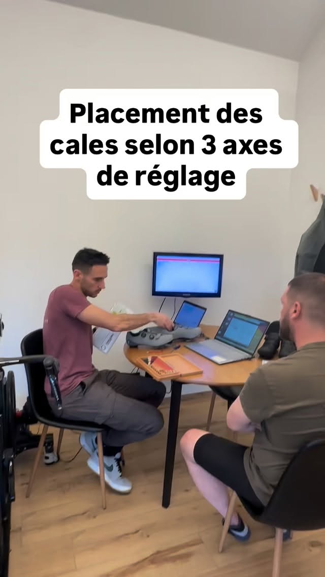 🎯 Réglage des cales : les 3 axes indispensables pour pédaler juste 🚴♂️
Un bon positionnement des cales, ce n’est pas au hasard.
Il se règle selon 3 axes clés, indispensables pour la performance et la prévention des blessures 👇
🔹 1️⃣ Avant – arrière
Réglage basé sur les repères anatomiques (têtes métatarsiennes).
👉 Il influence directement le rendement, la stabilité et les contraintes articulaires.
🔹 2️⃣ Angulation du pied
Ton pied est-il bien aligné sur la pédale ?
👉 Analyse de l’orientation naturelle du pied, notamment grâce aux empreintes Ergon, pour respecter ta biomécanique.
🔹 3️⃣ Entrée / sortie du pied
Faut-il rentrer ou sortir le pied sur la pédale ?
👉 Ce réglage dépend de l’analyse dynamique du pédalage réalisée en bikefitting (genou, hanche, trajectoire).
⚠️ Un mauvais réglage = pertes de watts + risques de douleurs.
✅ Un bon réglage = efficacité, confort et longévité sur le vélo.
📩 Besoin d’un bikefitting personnalisé ?
#BikeFitting #RéglageCales #Cyclisme #Performance #PréventionBlessures