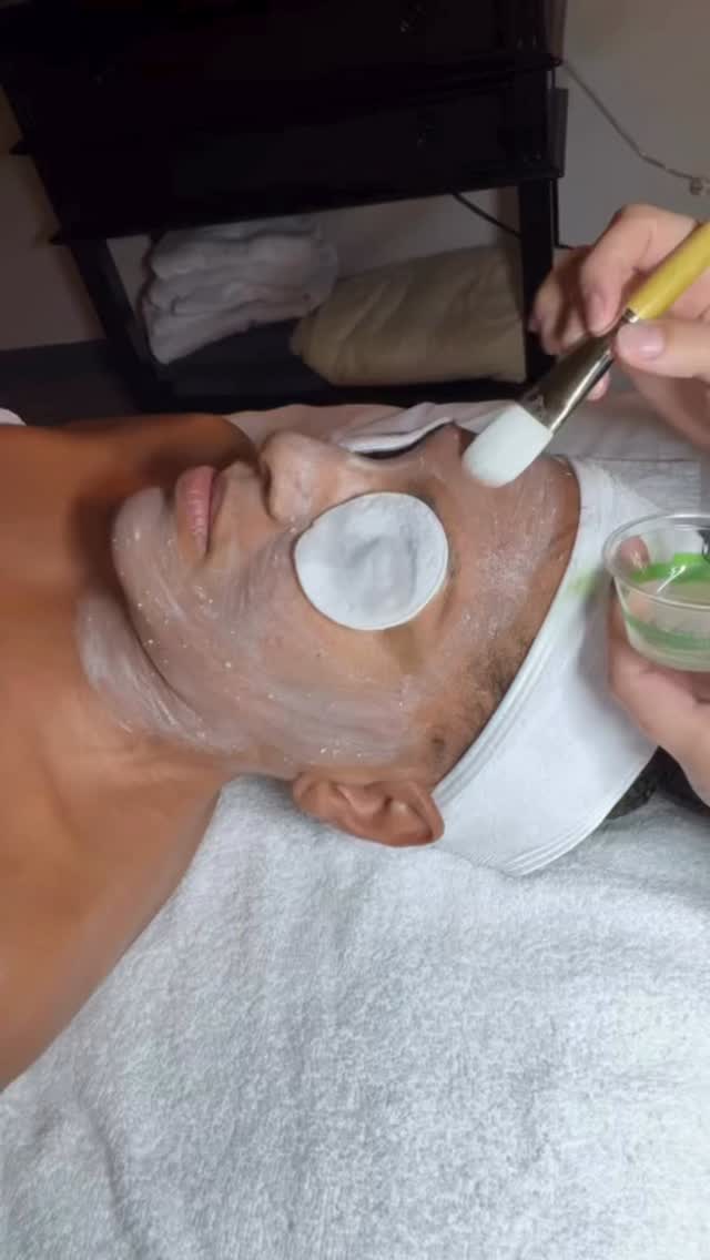 Discover the transformative power of Aveda’s Perfecting Plant Peel. This facial delicately unveils a smoother, more refined complexion, diminishing fine lines & perfecting pores resulting in your skin revealing its true glow - brighter, more even & bursting with vibrancy.
#avedaskincare #facial #selfcare #downtownlawrence #dayspa