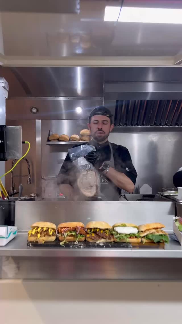 Bring Italy to your Christmas table 🇮🇹🎄
Our festive packs are now open for pre-order:
🔥 Porchetta 2kg – £90
🔥 Salsiccia 2kg – £40
DM to reserve yours!
#MammasGoodies #ChristmasDeals #Porchetta #Salsiccia #ItalianVibes #LondonFoodies #SpitalfieldsMarket #ChristmasCooking #OrderNow
#ChristmasSpecials #PorchettaLondon #ItalianSausage #FestiveMeals #LondonEats #HolidaySeason #ChristmasTime #FoodDeliveryLondon #PreOrderNow