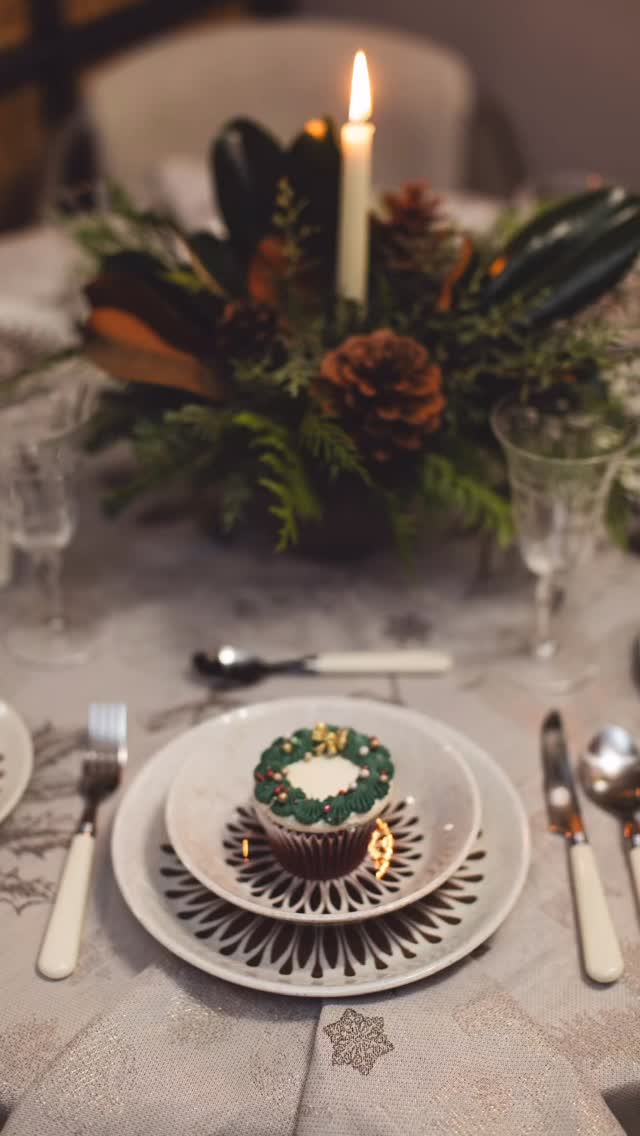 Holiday Cheer, Served Vintage 🎄✨
As a little girl, my mum always gave me the ‘job’ to set the table at Christmas. Lucky for me I loved it then and I still do! Been collecting these 1970s vintage dishes bit by bit..when I see one or two at thrift shops or vintage stores I pick them up - and after 2 years I have a set of four! Added this lovely tablecloth with pretty silver birds 🦅 from @maisonsimons and these gorgeous @bobbetteandbelle cupcakes - yum! 🧁
#homefortheholidays #holidaytablescape #vintagehome