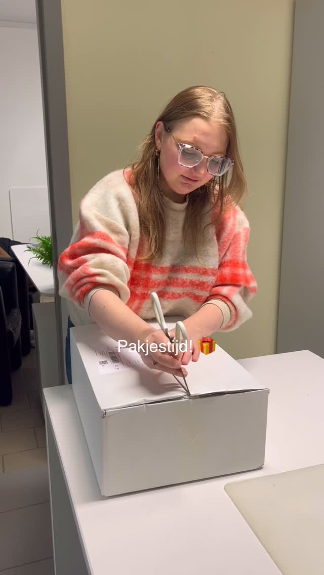 Puzzeltijd 🧩
Deze vijf puzzels kregen we gesponsord van @puzzleinabag en ze zullen hier volop gebruikt worden.
Puzzelen doet zoveel meer dan bezig houden. Het helpt kinderen met ontwikkelingsstoornissen bij hun fijne motoriek, stimuleert het leggen van verbanden, prikkelt het denkvermogen en oefent focus en volhouden. En misschien nog het belangrijkste: dat stille, trotse moment wanneer een puzzel af is.
Kleine stukjes, grote groei. Dankjewel voor dit mooie gebaar 💛