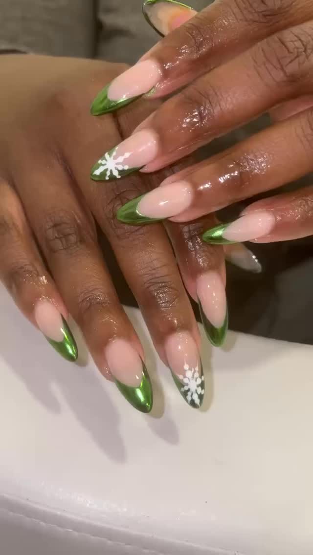A cute holiday set is good but it’s even better on natural nails!
Service: Luminary Refill + Level 2 Nail Art
Technician: Meeka
#nailinspo
#brownsugarnailspa
#phillynails
#holidaynailart
#chromenails