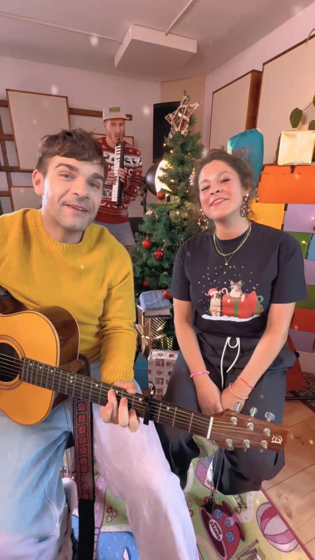 : 🎶🐴 Morgen Pferde wird’s was geben – Original gesucht! 🐴🎶
Die Honigkuchenpferde können es kaum erwarten! 🤩 Mit unserem Cover "Morgen Pferde wird’s was geben" stimmen wir uns auf die Heilig Abend ein. Erkennt ihr, welcher Klassiker uns zu dieser pferdischen Version inspiriert hat? Lasst es uns in den Kommentaren wissen!
#honigkuchenpferde #weihnachten #kinderlieder #spass #gutelaune