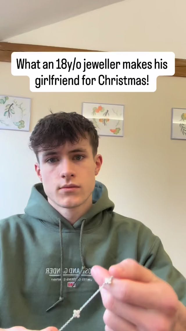 If your partner was a jeweller what would you want for Christmas? Let me know in the comments ⬇️
.
.
.
#londonjeweller #diamondnecklace #clovernecklace