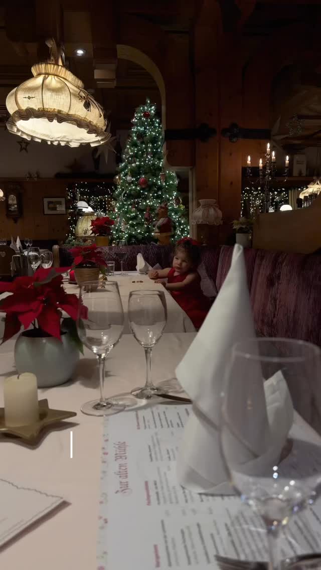 Frohe Weihnachten und zauberhafte Feiertage ✨🎄
Wenn Lichter sanft leuchten, Düfte Erinnerungen wecken und die Zeit ein wenig langsamer wird, wünschen wir euch Momente voller Ruhe, Genuss und Nähe.
Wir freuen uns, diese besondere Zeit mit euch teilen zu dürfen. ❤️
#Weihnachtszauber #FroheWeihnachten #RomantischeMomente #SchöneFeiertage #GenussUndRuhe